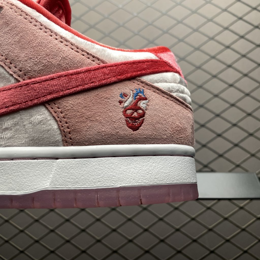 纯原NK SB Dunk Low情人节白粉丝绒 低帮限定休闲运动板鞋插图2