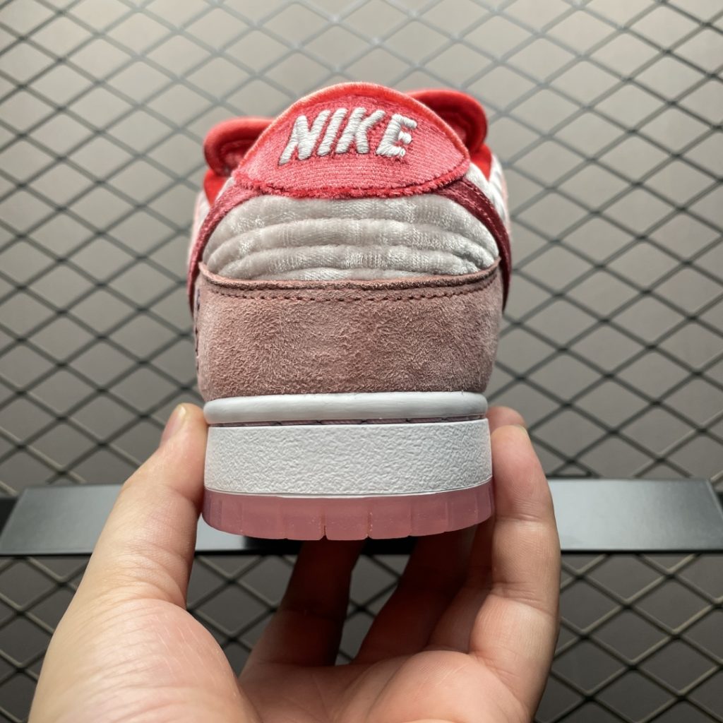 纯原NK SB Dunk Low情人节白粉丝绒 低帮限定休闲运动板鞋插图1