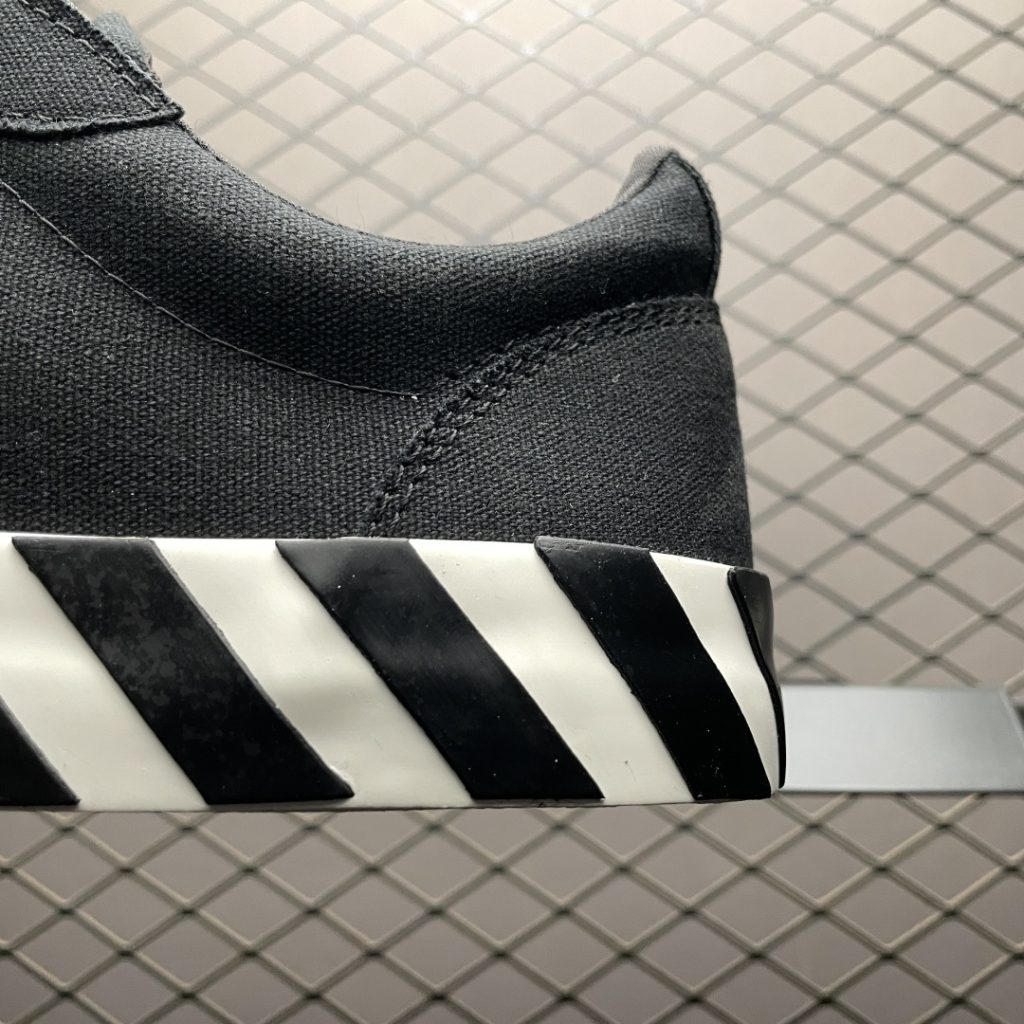Off-White c/o Virgil Abloh Vulc Low Top 箭头低帮硫化帆布板鞋插图2 Off-White c/o Virgil Abloh Vulc Low Top 箭头低帮硫化帆布板鞋插图2