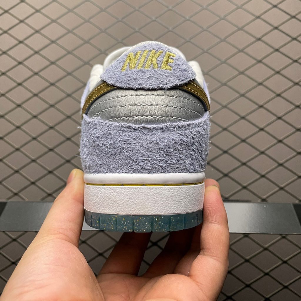 Sean Cliver × NK SB Dunk Low Pro QS “Holiday Special” 冰雪奇缘休闲板鞋插图1