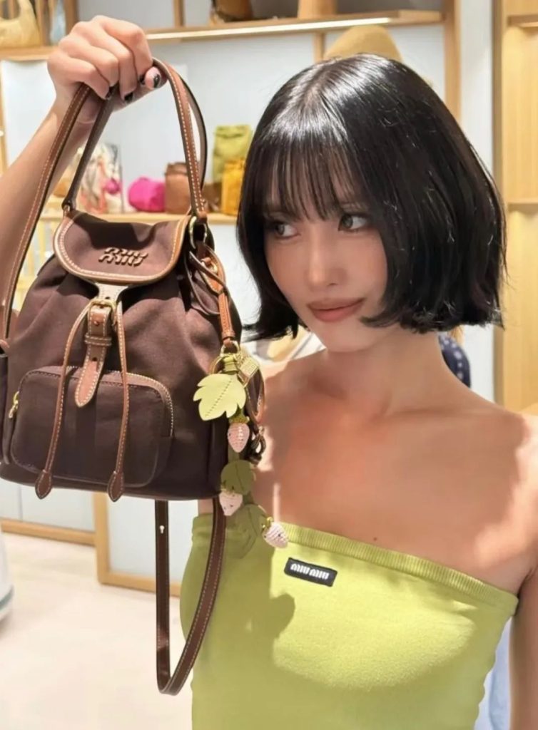 谁能拒绝？Miumiu摩卡棕限定双肩包：背它出门，风都带着英伦学院的味道插图