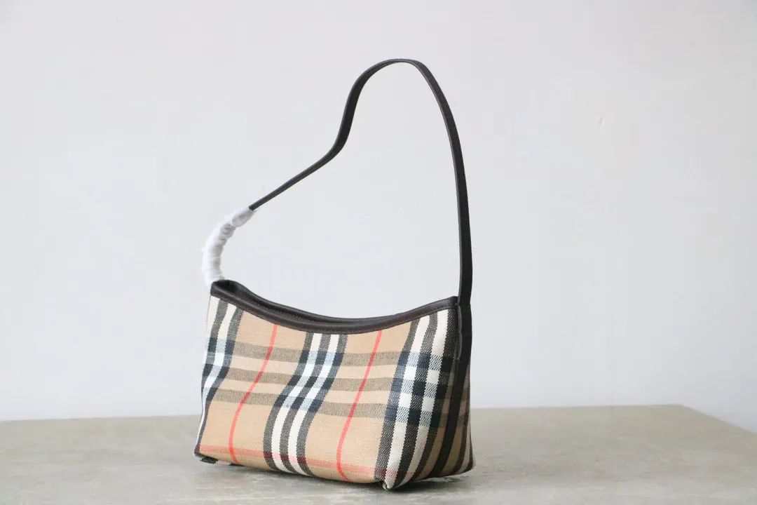 Burberry Highlands 腋下包 经典与优雅的碰撞缩略图