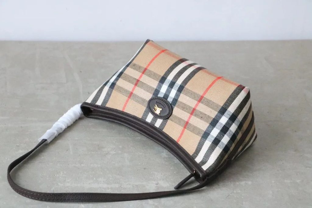 Burberry Highlands 腋下包 经典与优雅的碰撞插图1