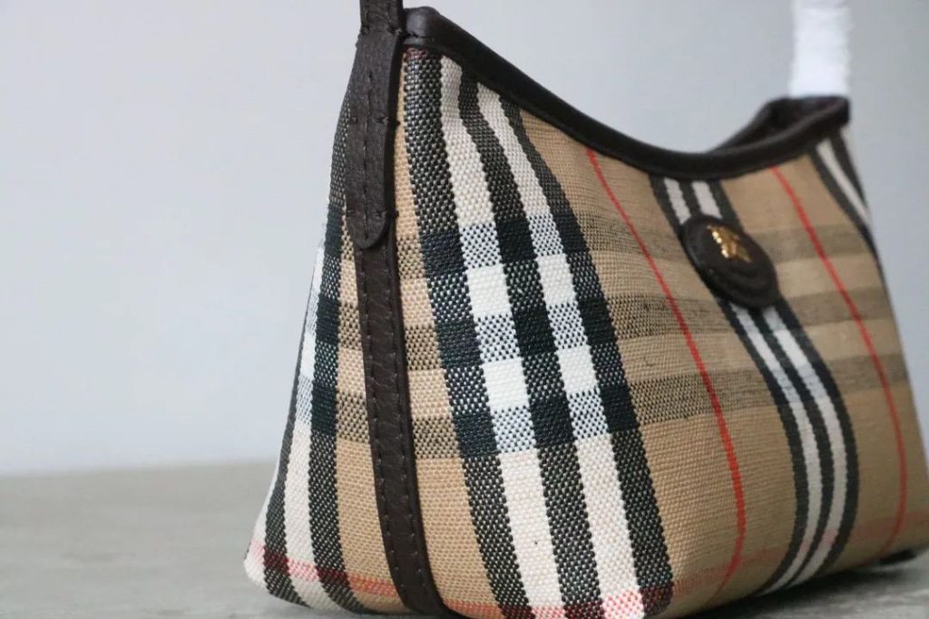 Burberry Highlands 腋下包 经典与优雅的碰撞插图