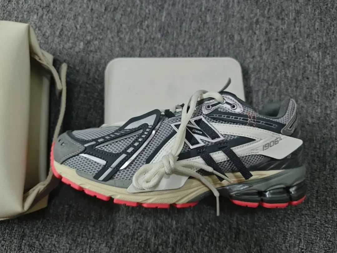 New Balance 1906A解构灰白色，大红鞋底超吸睛缩略图
