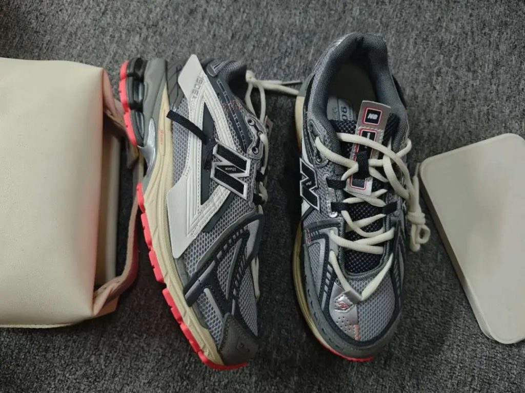New Balance 1906A解构灰白色，大红鞋底超吸睛插图1