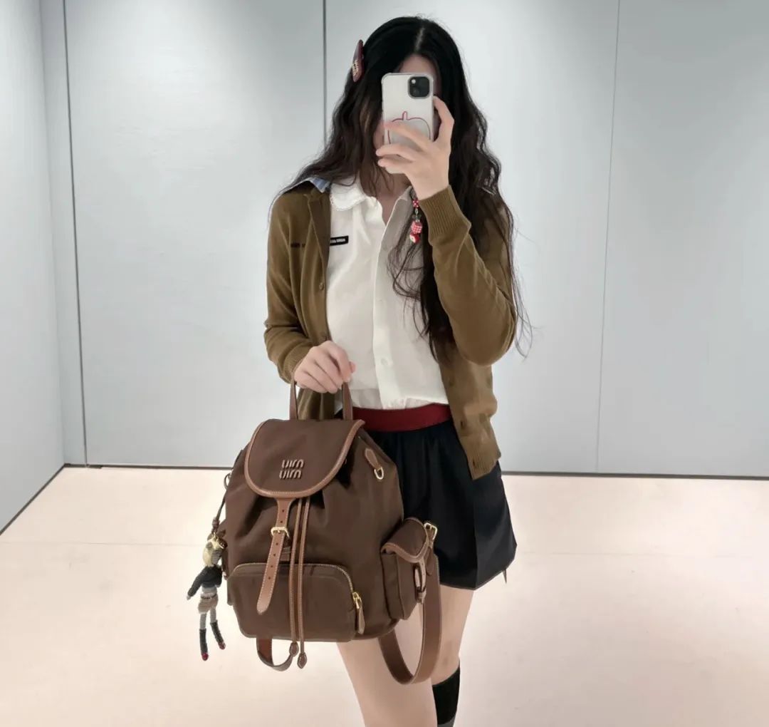 谁能拒绝？Miumiu摩卡棕限定双肩包：背它出门，风都带着英伦学院的味道缩略图