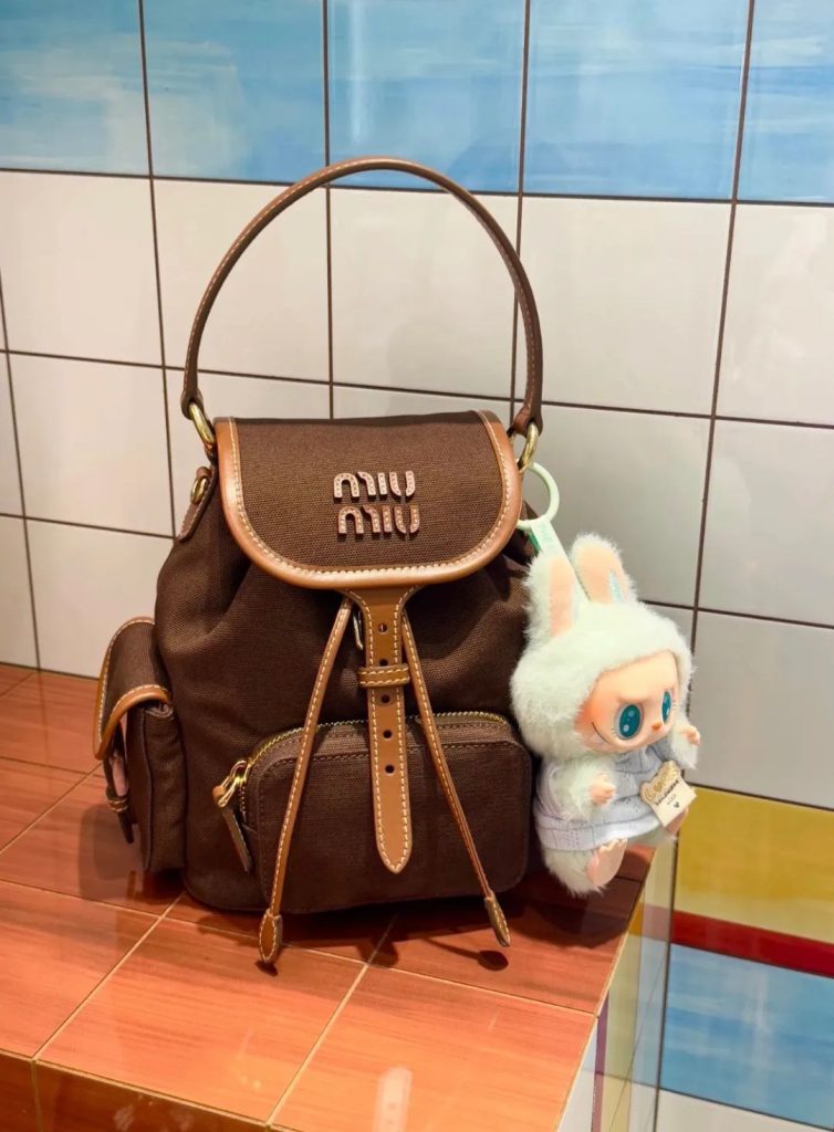 谁能拒绝？Miumiu摩卡棕限定双肩包：背它出门，风都带着英伦学院的味道插图5