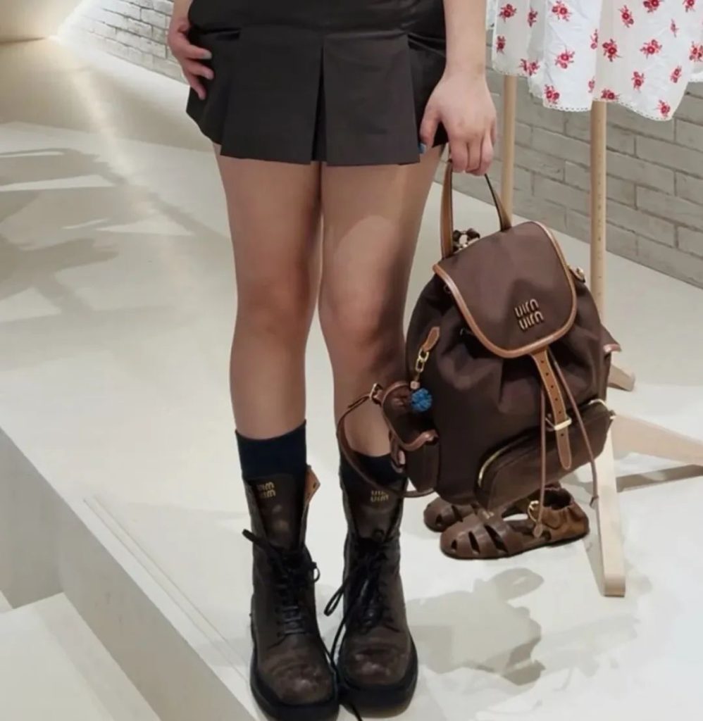 谁能拒绝？Miumiu摩卡棕限定双肩包：背它出门，风都带着英伦学院的味道插图2