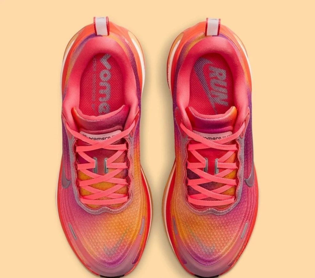 耐克专为女性设计的一款缓震跑鞋Nike Vomero Plus “Sunset”将于 2025 年 8 月上市插图