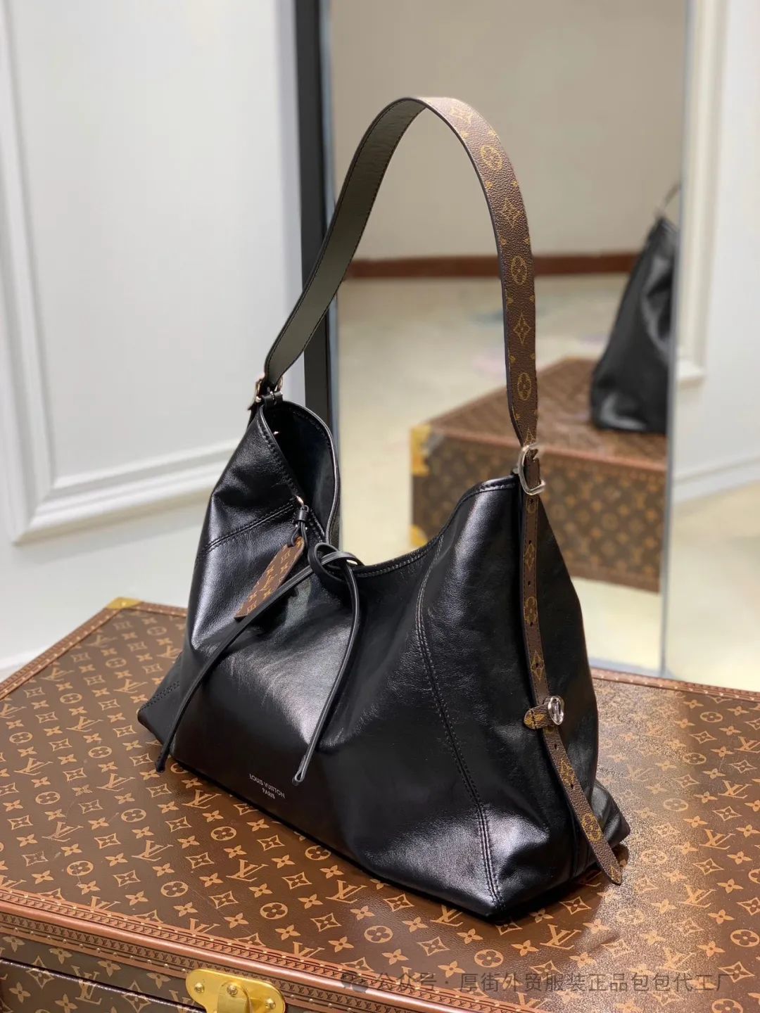 LV Carryall火爆全球，24ss CarryAll Dark Cargo黑色小羊皮购物袋皮质新款再掀狂潮！缩略图