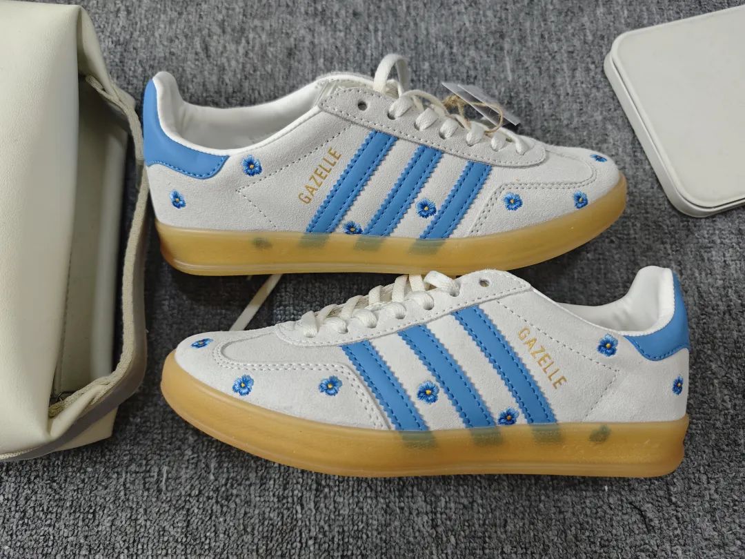 德训鞋也有小雏菊？张韶涵同款Adidas GAZELLE配色小蓝花！缩略图