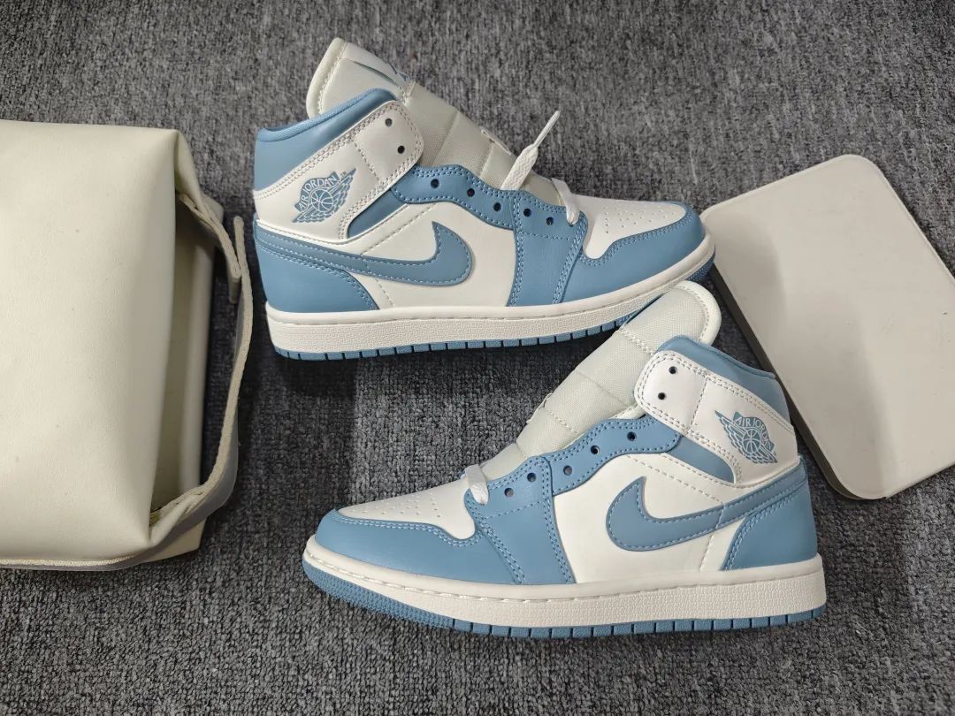 蓝色党！Air Jordan 1 mid “unc” 白北卡蓝缩略图