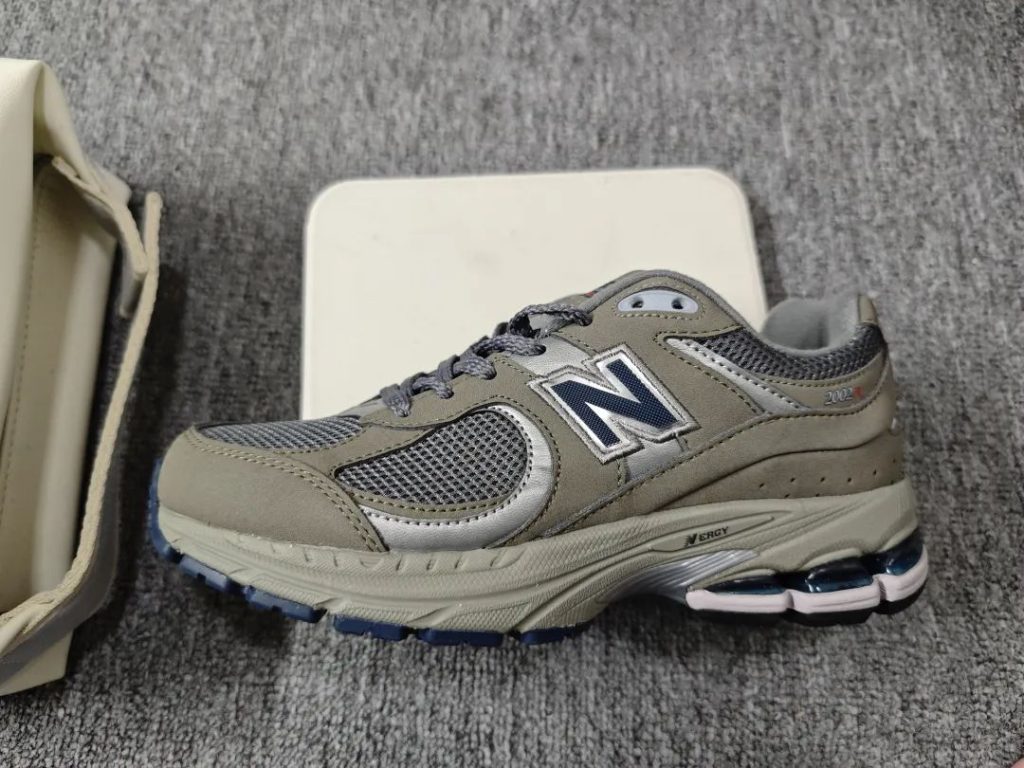 最酷的一个配色！New Balance 2002R水泥灰插图