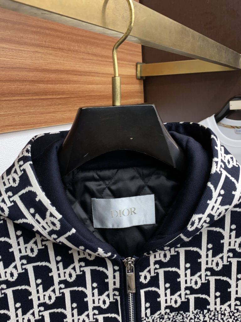 P390 迪奥 25ss最新品 经典针织夹克连帽外套插图1 P390 迪奥 25ss最新品 经典针织夹克连帽外套插图1