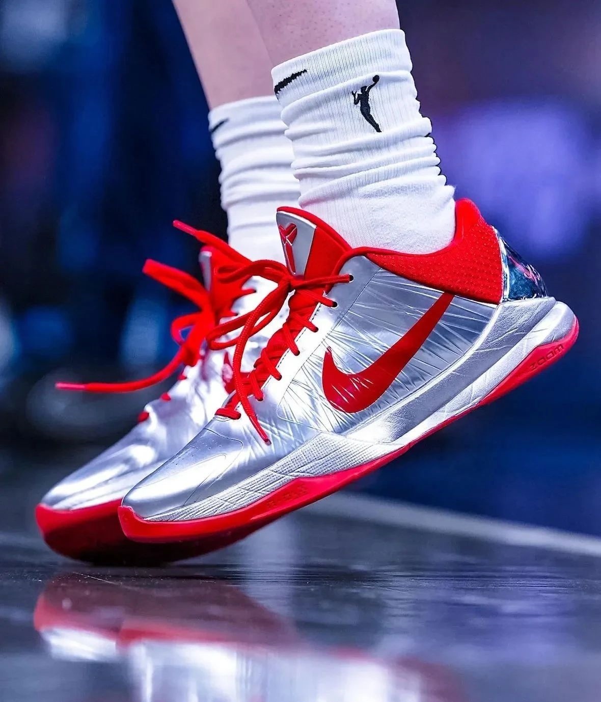 Caitlin Clark 再掀风暴:年度新秀专属 Kobe 5 闪耀登场缩略图 Caitlin Clark 再掀风暴:年度新秀专属 Kobe 5 闪耀登场缩略图