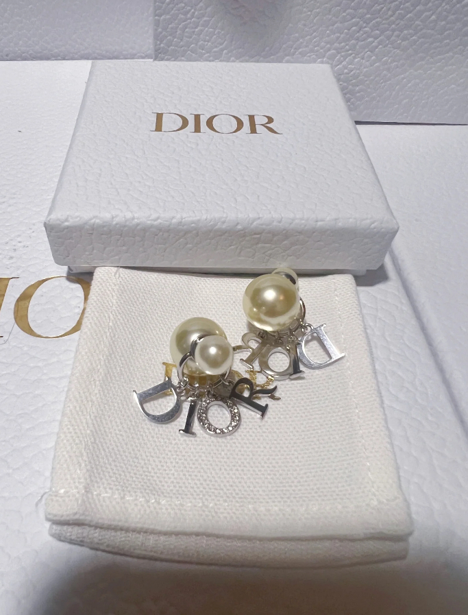 迪奥DIOR 新款字母珍珠镶钻时尚气质耳钉,百搭不挑脸型插图2 迪奥DIOR 新款字母珍珠镶钻时尚气质耳钉,百搭不挑脸型插图2