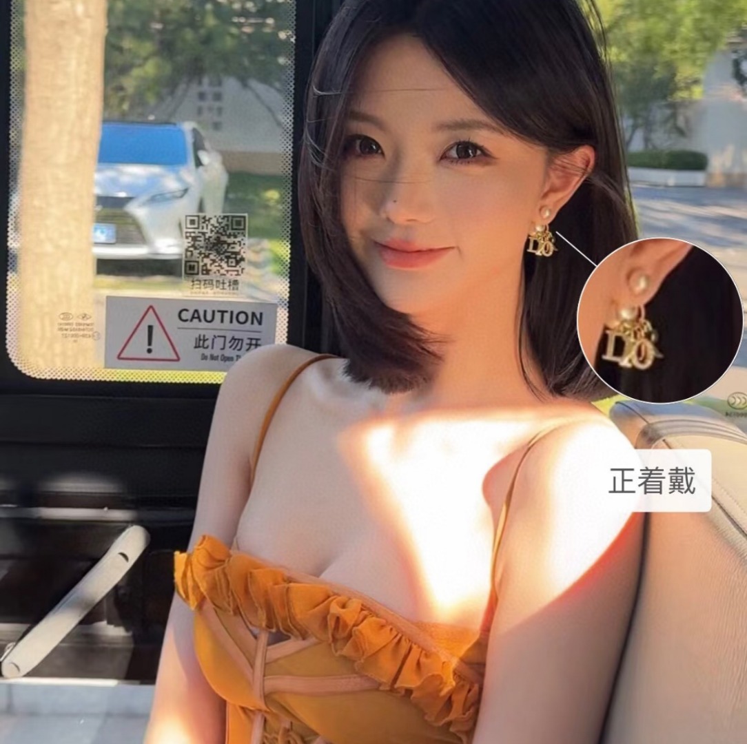 迪奥DIOR 新款字母珍珠镶钻时尚气质耳钉,百搭不挑脸型缩略图 迪奥DIOR 新款字母珍珠镶钻时尚气质耳钉,百搭不挑脸型缩略图