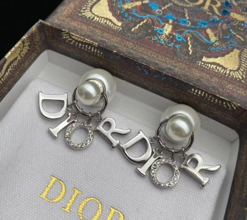 迪奥DIOR 新款字母珍珠镶钻时尚气质耳钉,百搭不挑脸型插图1 迪奥DIOR 新款字母珍珠镶钻时尚气质耳钉,百搭不挑脸型插图1