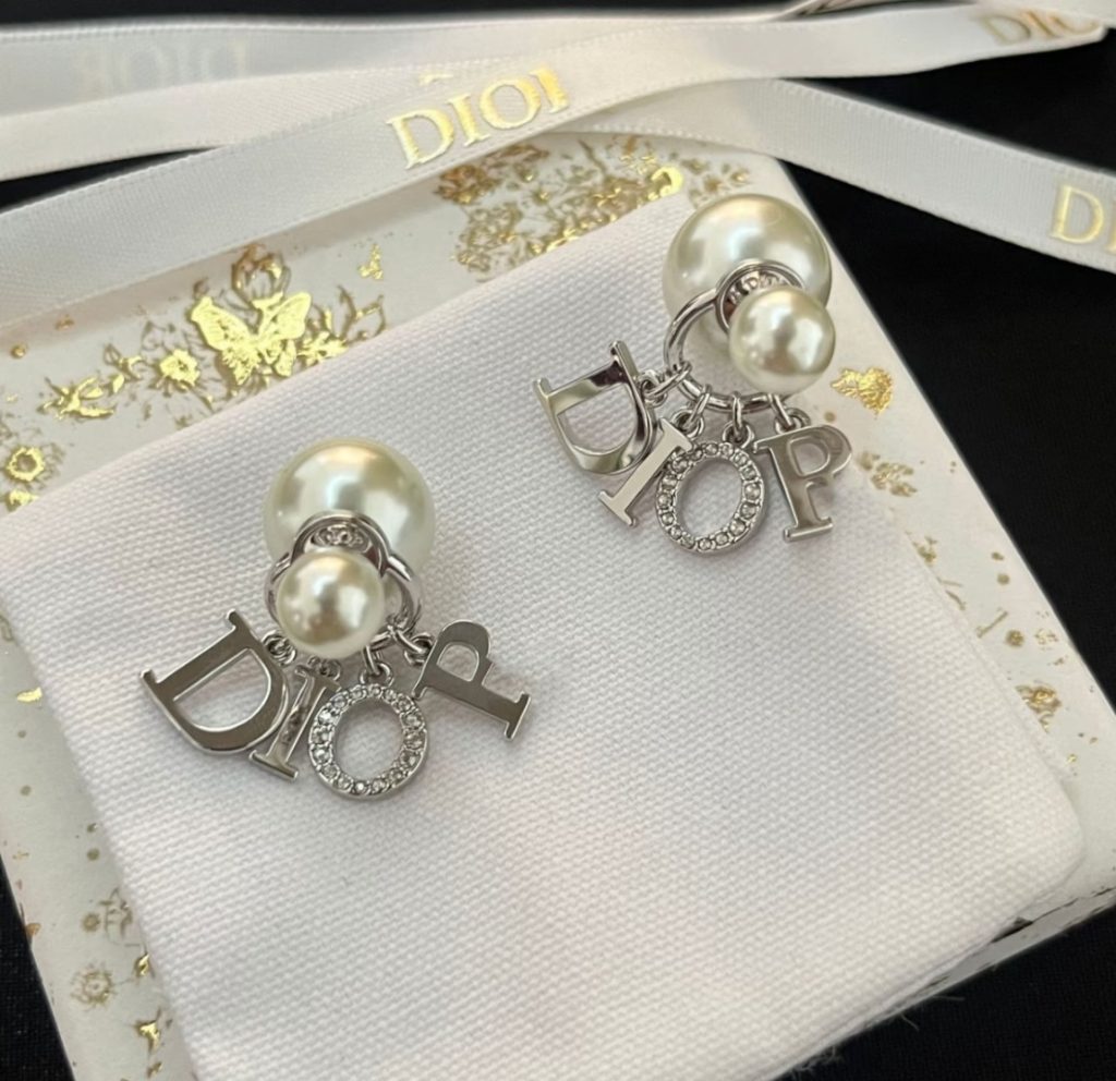 迪奥DIOR 新款字母珍珠镶钻时尚气质耳钉,百搭不挑脸型插图 迪奥DIOR 新款字母珍珠镶钻时尚气质耳钉,百搭不挑脸型插图