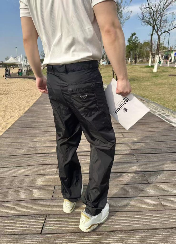 PRADA普拉达PRD 后翻盖口袋再生尼龙长裤插图1 PRADA普拉达PRD 后翻盖口袋再生尼龙长裤插图1