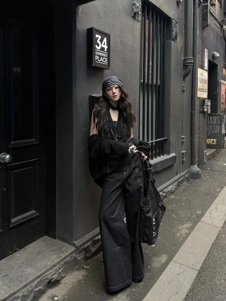 𝙎𝙝𝙖𝙧𝙚:街头暗黑酷飒风穿搭黑白条纹头巾缠绕头顶,添了几分复古叛逆感插图 𝙎𝙝𝙖𝙧𝙚:街头暗黑酷飒风穿搭黑白条纹头巾缠绕头顶,添了几分复古叛逆感插图