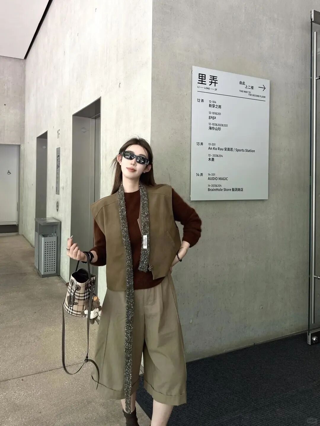 深棕色毛衣+浅蓝色小围巾+橄榄绿阔腿中裤时尚又有气质缩略图 深棕色毛衣+浅蓝色小围巾+橄榄绿阔腿中裤时尚又有气质缩略图