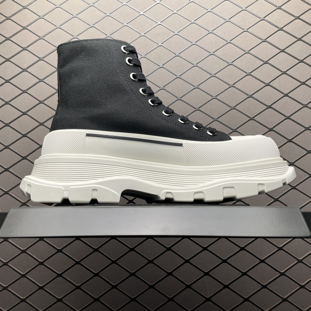 顶级纯原官方新版 Alexander McQueen 亚历山大麦昆 Tread Slick 经典厚底马丁鞋插图