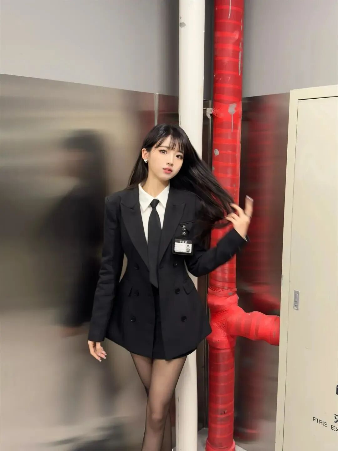 灰色修身连衣裙+搭配黑色外套 甜酷辣妹风穿搭缩略图