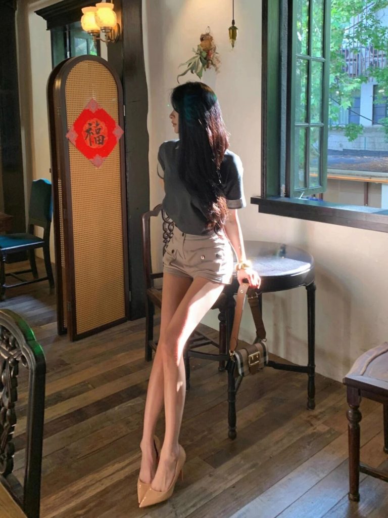 室内优雅轻熟辣妹风穿搭🏠黑色上衣 + 卡其色短裤插图