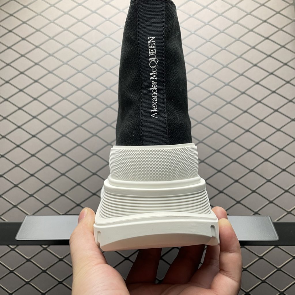 顶级纯原官方新版 Alexander McQueen 亚历山大麦昆 Tread Slick 经典厚底马丁鞋插图1