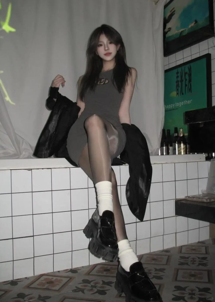 灰色修身连衣裙+搭配黑色外套 甜酷辣妹风穿搭插图