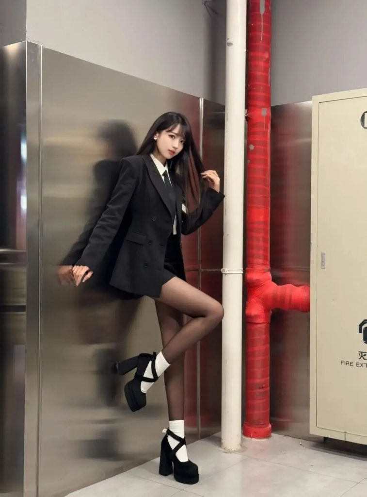 灰色修身连衣裙+搭配黑色外套 甜酷辣妹风穿搭插图1