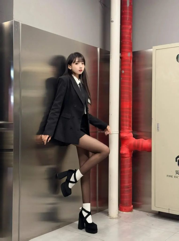 灰色修身连衣裙+搭配黑色外套 甜酷辣妹风穿搭插图2