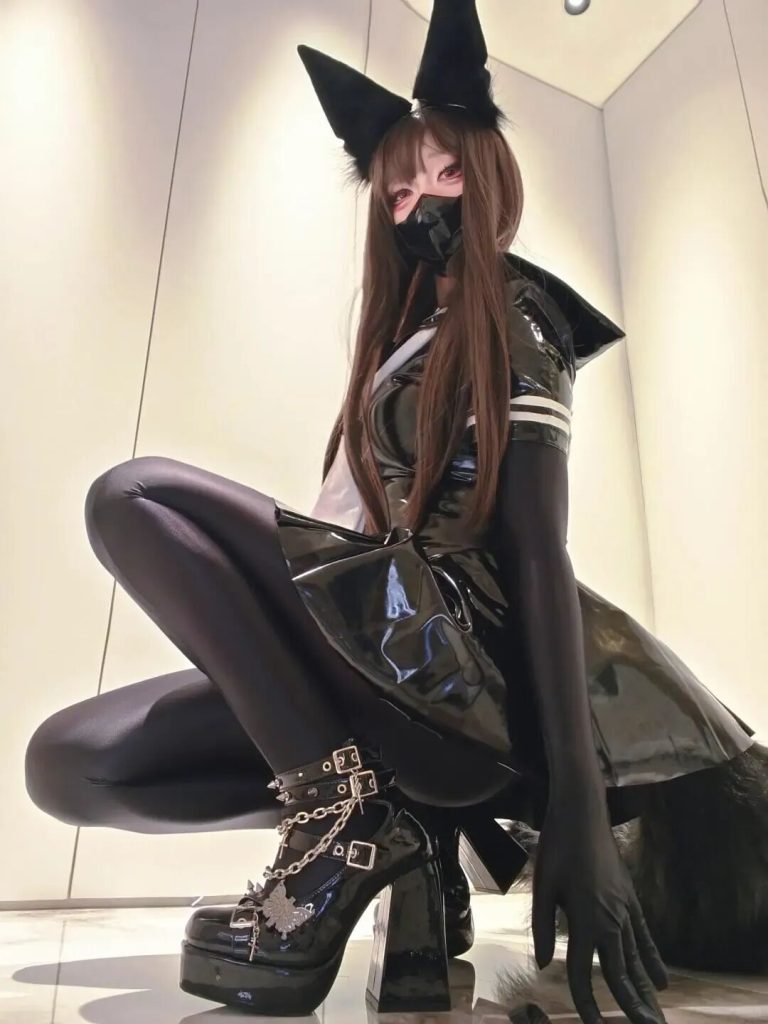 酷飒机能辣妹风穿搭分享黑色的亮面皮质水手服插图