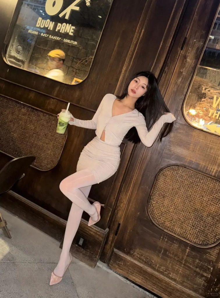 颜值穿搭：{浅调针织与透肤白丝}浅米色针织连衣裙是绝对的氛围核心插图1