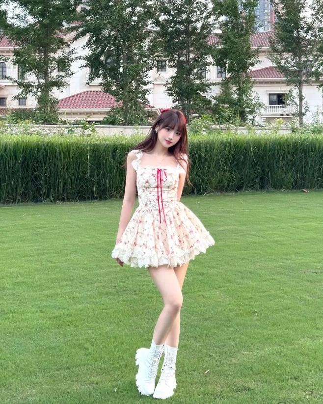 颜值穿搭：[碎花吊带裙配白靴，好有可爱感穿搭」缩略图