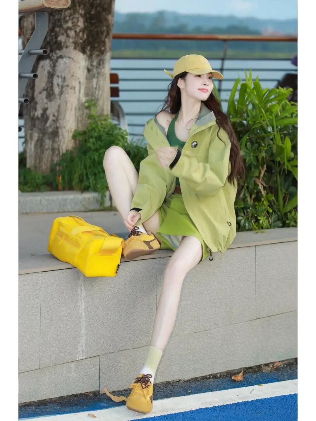 浅黄绿色的冲锋衣外套搭配浅色帽子+黄色包包春天时的一抹绿缩略图 浅黄绿色的冲锋衣外套搭配浅色帽子+黄色包包春天时的一抹绿缩略图