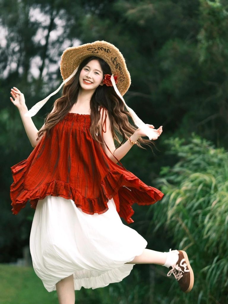 红色吊带裙 + 白色裙撑，搭配草帽、棕色休闲鞋插图1
