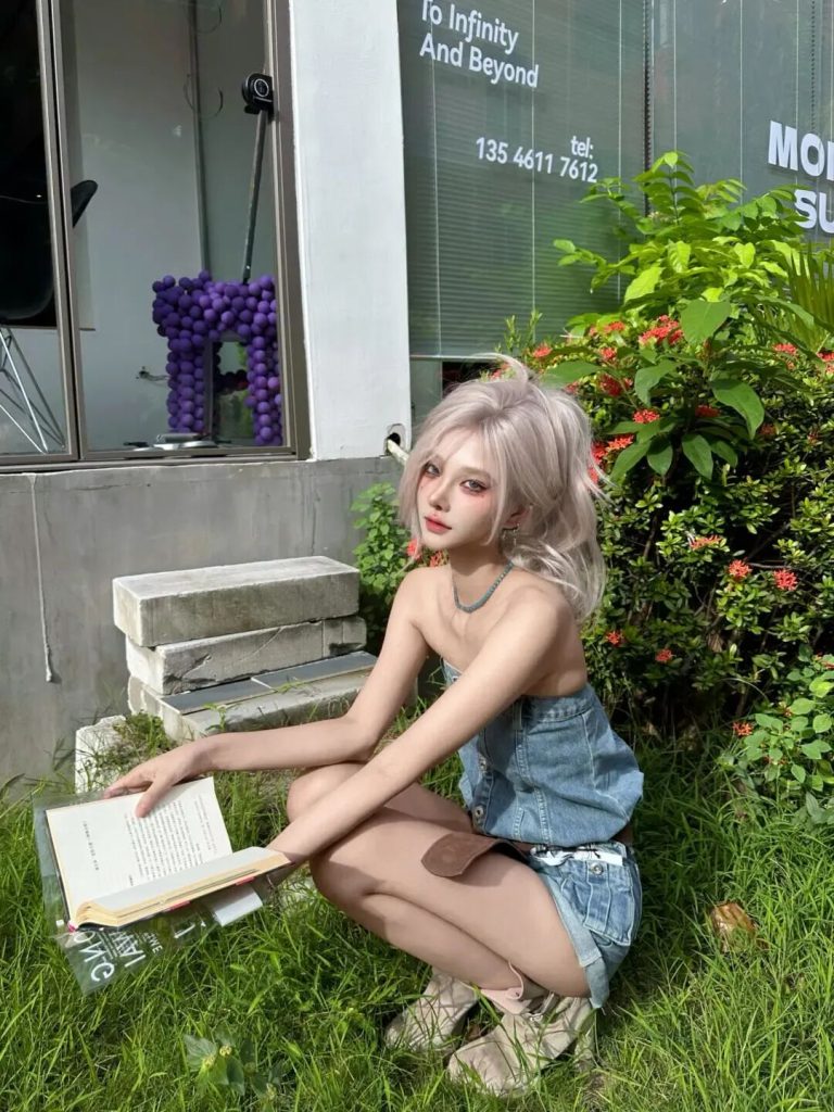 颜值穿搭：【牛仔抹胸+牛仔短裤的辣妹休闲穿搭】插图1