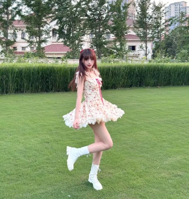 颜值穿搭：[碎花吊带裙配白靴，好有可爱感穿搭」插图1