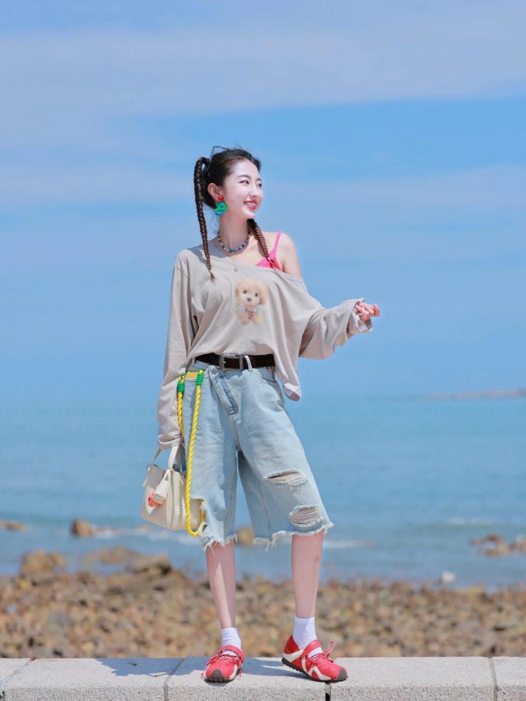 小狗印花露肩上衣 + 破洞阔腿牛仔裤海边阳光辣妹个性风穿搭🌊插图1