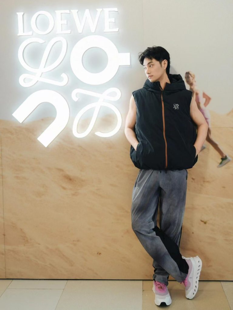 Loewe罗意威 昂跑联名橙色拉链连帽羽绒马甲 面料采用40D尼龙面料插图1