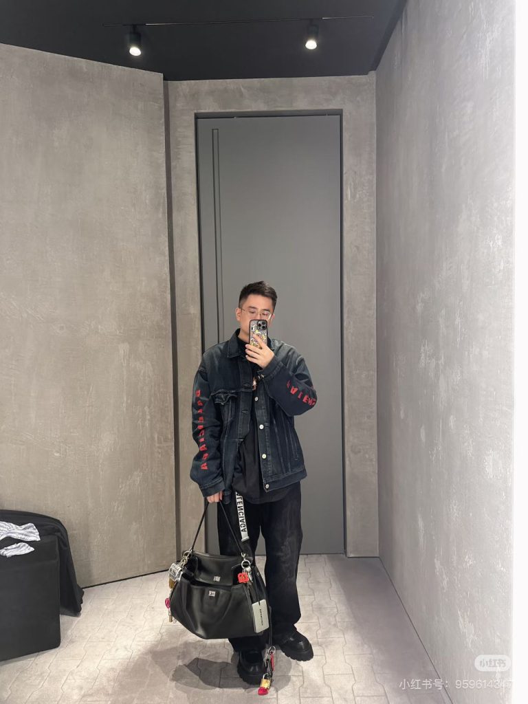 BALENCIAGA巴黎世家BLCG 红侧字牛仔外套插图2 BALENCIAGA巴黎世家BLCG 红侧字牛仔外套插图2