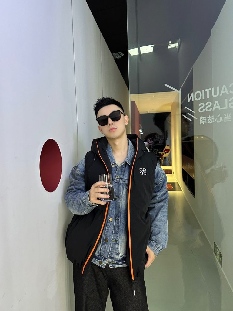Loewe罗意威 昂跑联名橙色拉链连帽羽绒马甲 面料采用40D尼龙面料插图