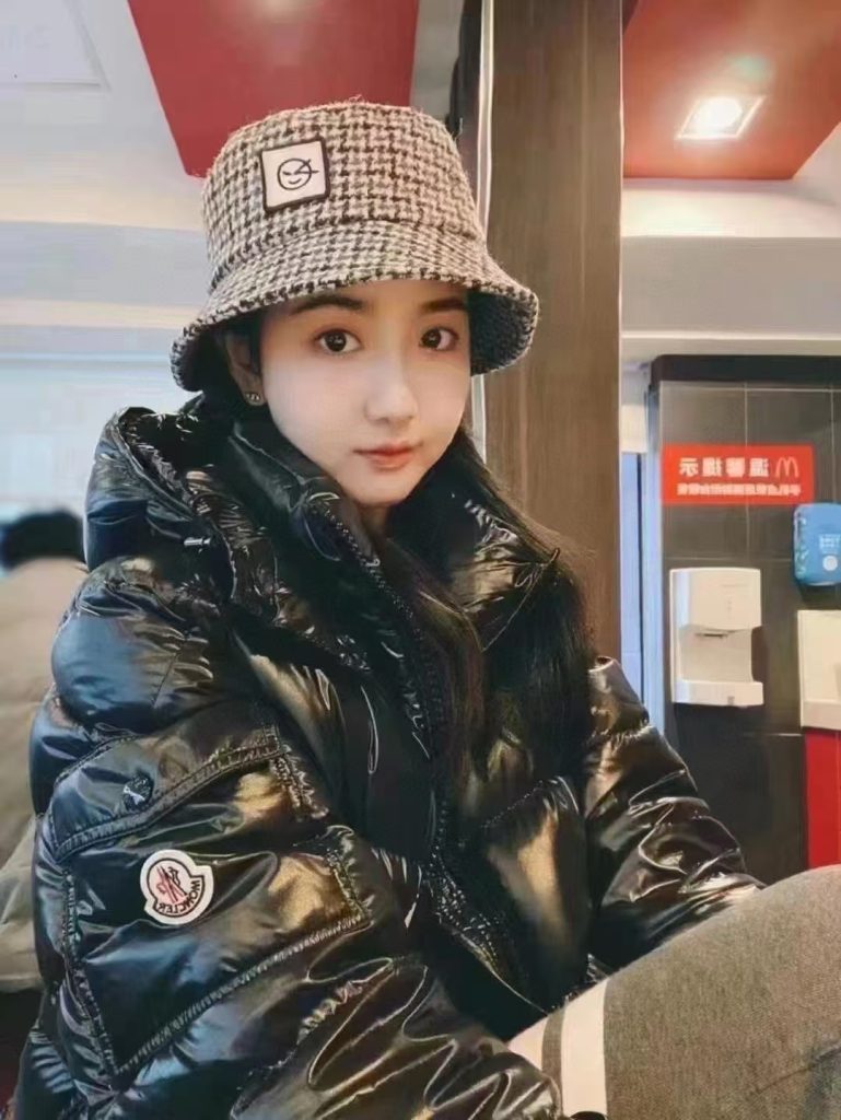 Moncler蒙口MC 玛雅羽绒服顶级高版本采用漆面尼龙作为面料插图1