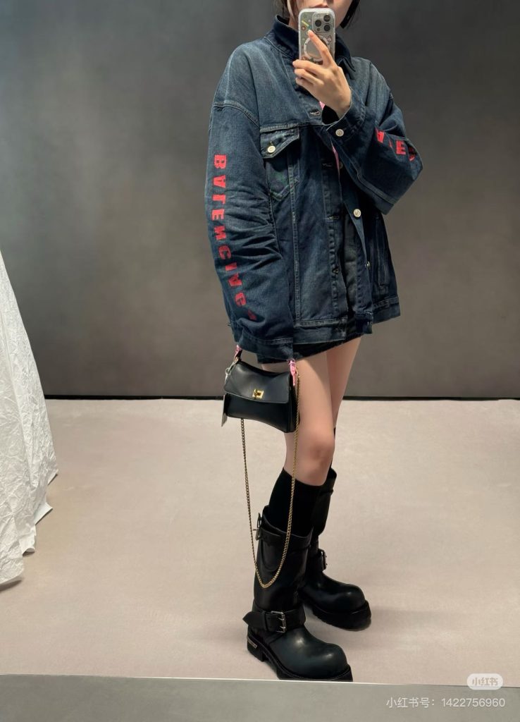 BALENCIAGA巴黎世家BLCG 红侧字牛仔外套插图1 BALENCIAGA巴黎世家BLCG 红侧字牛仔外套插图1