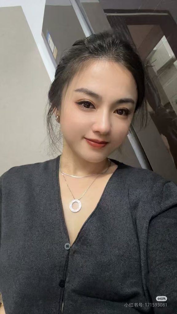Cartier/卡地亚 满钻大饼项链 love系列大饼项链⭕很好搭配衣服插图1 Cartier/卡地亚 满钻大饼项链 love系列大饼项链⭕很好搭配衣服插图1