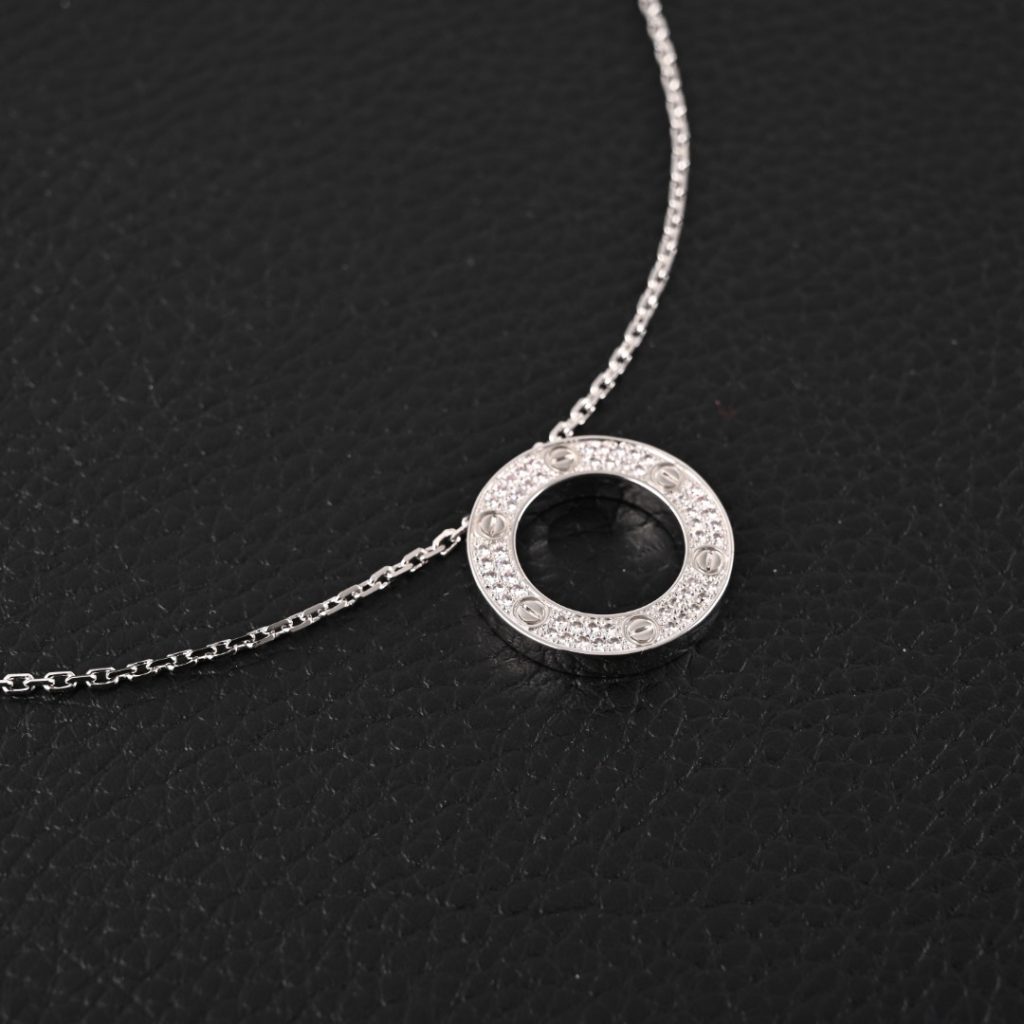 Cartier/卡地亚 满钻大饼项链 love系列大饼项链⭕很好搭配衣服插图 Cartier/卡地亚 满钻大饼项链 love系列大饼项链⭕很好搭配衣服插图