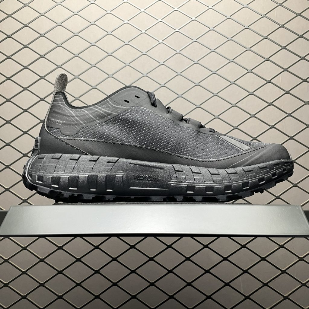 巴黎世家Strike厚底高帮靴的鞋底有哪些独特设计?插图 巴黎世家Strike厚底高帮靴的鞋底有哪些独特设计?插图